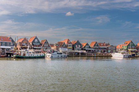 Foto de Volendam, Países Bajos - 13 de julio de 2022: Vista de Volendam en el Markermeer - Imagen libre de derechos