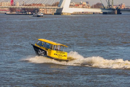 Téléchargez les photos : Rotterdam, Pays-Bas - 28 février 2022 : Le bateau-taxi navigue sur les Maas à Rotterdam. Une belle façon de traverser l'eau. - en image libre de droit