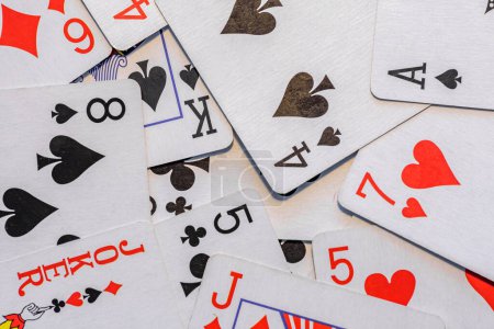 Téléchargez les photos : Cartes à jouer mixtes sur une table, concept de jeu de cartes ou jeux de hasard - en image libre de droit