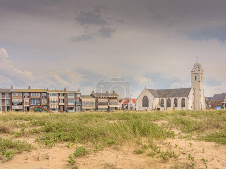 Foto de Katwijk aan Zee, Países Bajos - 9 de junio de 2019: Vista de la Iglesia Andreas desde las dunas en Katwijk aan Zee - Imagen libre de derechos