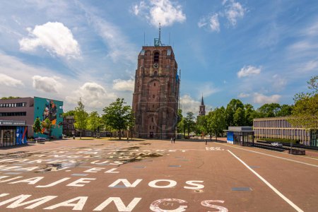 Téléchargez les photos : Leeuwarden, Pays-Bas - 12 juin 2021 : Place de l'Oldehove. L'Oldehove est un clocher penché et inachevé dans le centre historique de Leeuwarden - en image libre de droit