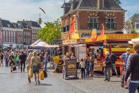 Téléchargez les photos : Leeuwarden, Pays-Bas - 12 juin 2021 : personnes à la Waagplein à Leeuwarden un samedi avec des stands de nourriture - en image libre de droit
