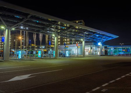 Téléchargez les photos : Alphen aan den Rijn, Pays-Bas - 28 mars 2019 : Photo en soirée de la gare routière et ferroviaire d'Alphen aan den Rijn - en image libre de droit