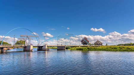 Téléchargez les photos : Dalfsen, Pays-Bas - 4 août 2020 : Vue panoramique sur De Vecht sur le pont Blue Bogen à Dalfsen - en image libre de droit