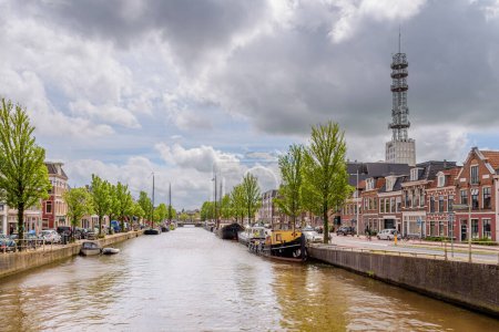 Téléchargez les photos : Leeuwarden, Pays-Bas - 12 juin 2021 : Vue sur le Ooster Stadsgracht dans la capitale frisonne Leeuwarden - en image libre de droit