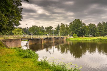 Téléchargez les photos : Vilsteren, Pays-Bas - 18 août 2021 : Un barrage dans la rivière De Vecht près du village de Vilsteren dans la province d'Overijssel. - en image libre de droit