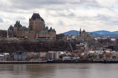 Foto de Vista de la antigua ciudad de Quebec y el castillo Frontenac desde la orilla sur del río San Lorenzo en Levis (Quebec, Canadá) - Imagen libre de derechos