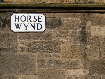 Foto de Letras negras en el letrero de camino de fondo blanco en el lado del edificio, Horse Wynd, Edimburgo, Escocia. - Imagen libre de derechos