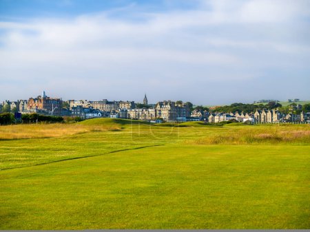 Foto de Green fairway of St Andrews Campo de golf con horizonte de la ciudad en segundo plano Escocia Reino Unido. - Imagen libre de derechos