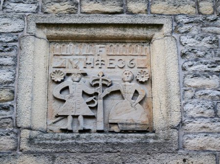 Téléchargez les photos : Heptonstall Royaume-Uni - 29 juin 2009 ; plaque de pierre gravée médiévale du mur extérieur du bâtiment représentant l'homme et la femme - en image libre de droit