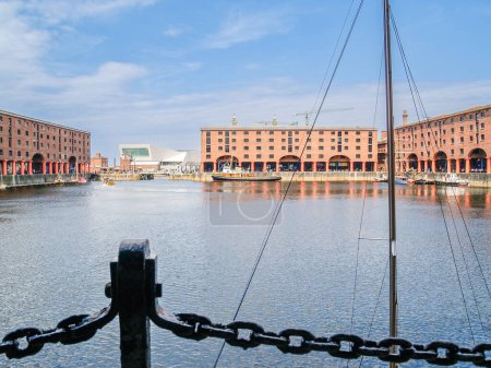 Foto de Liverpool Reino Unido - Junio 230 2009; Royal Albert Dock edificios históricos de ladrillo y muelles. - Imagen libre de derechos
