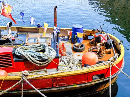 Foto de Cubierta de popa de color rojo brillante y amarillo barco con material náutico en Liverpool Basin. - Imagen libre de derechos