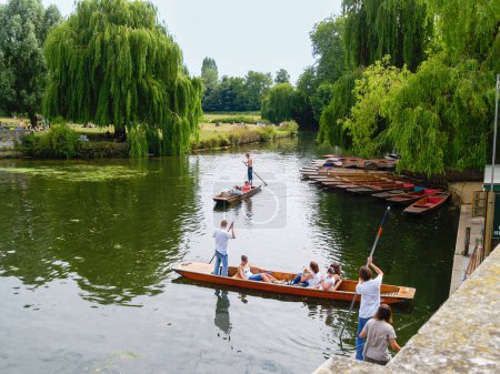 Téléchargez les photos : Cambridge Royaume-Uni - 2 juillet 2009 ; Touristes se relaxant dans des bateaux tout en étant polis à Cam River. - en image libre de droit