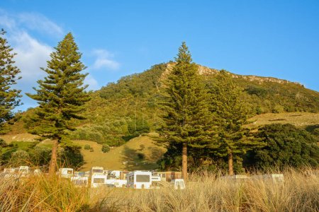 Foto de Monte Maunganui y camping desde la playa, Nueva Zelanda. - Imagen libre de derechos