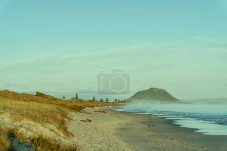 Foto de Monte Maunganui al final de la larga playa con spray de mar de surf en efecto retro, Tauranga Nueva Zelanda. - Imagen libre de derechos