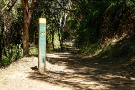 Foto de Marca de distancia de 51 km en Queen Charlotte Walk en Marlborough Sounds Nueva Zelanda. - Imagen libre de derechos