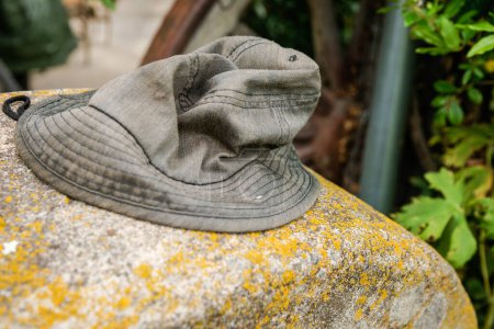 Téléchargez les photos : Vieux chapeau froissé sur le gros plan rocheux. - en image libre de droit