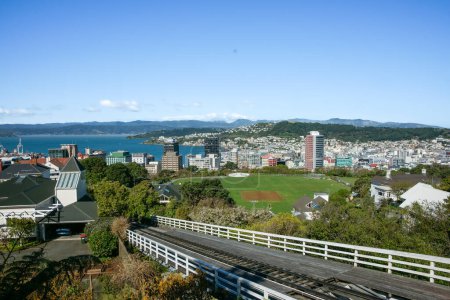 Téléchargez les photos : View of cable car tracks and Wellington city and harbour from top of cable car on hills of Kelburn. - en image libre de droit