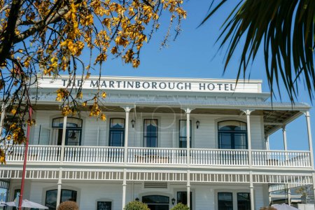 Téléchargez les photos : Martinborough New Zealand October 4 2010; Editorial-Landmark colonial style Martinborough Hotel. - en image libre de droit