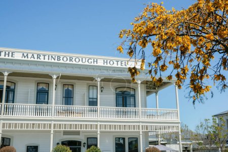 Téléchargez les photos : Martinborough New Zealand October 4 2010; Editorial-Landmark colonial style Martinborough Hotel. - en image libre de droit
