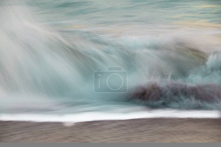 Téléchargez les photos : Côtier abstrait vagues écrasement horizontal caméra mouvement arrière-plan. - en image libre de droit