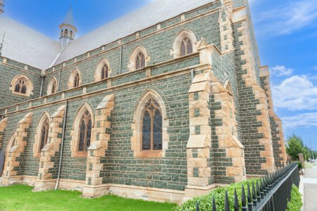 Téléchargez les photos : Structure frappante en pierre verte de la cathédrale Saint-Pierre-et-Paul de Goulburn Nouvelle-Galles du Sud Australie. - en image libre de droit