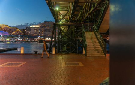 Téléchargez les photos : Sydney Australie - 25 janvier 2011 ; Nuit dans la rue, vue de dessous le pont Pyrmont avec femme floue en mouvement - en image libre de droit