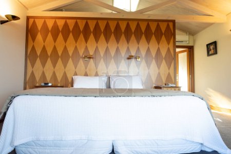 Téléchargez les photos : Taupo Nouvelle-Zélande - 14 avril 2023 ; intérieur de chambre de style Art déco du début du siècle avec tête de lit en bois incrusté de diamants. - en image libre de droit