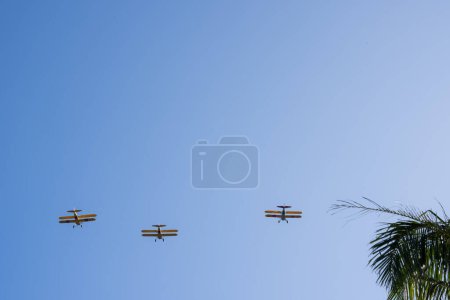 Foto de Tauranga Nueva Zelanda - 25 de abril de 2023; tres Boeing Stearman volando alto - Imagen libre de derechos