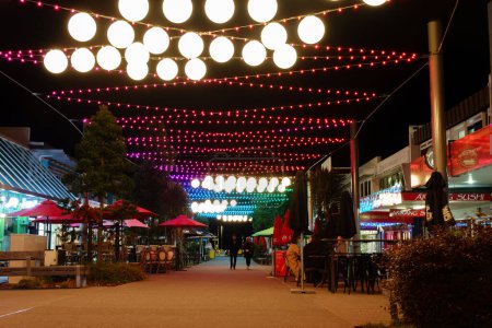 Foto de Tauranga Nueva Zelanda Mayo 18 2023; Noche en calle iluminada en la ciudad - Imagen libre de derechos