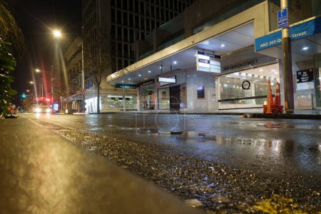 Téléchargez les photos : Auckland Nouvelle-Zélande - 1er juillet 2023 ; Nuit pluvieuse et rue grungy humide dans l'obscurité du matin avant que la ville ne prenne vie. - en image libre de droit