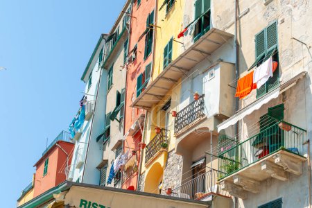 Téléchargez les photos : Portovenere Italie - 27 avril 2011 ; Côtes riveraines typiques italiennes maisons colorées et cafés de rue - en image libre de droit