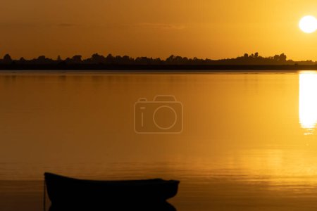 Foto de Amanecer dorado con resplandor de sol redondo que se eleva por encima del horizonte a través de la bahía. - Imagen libre de derechos