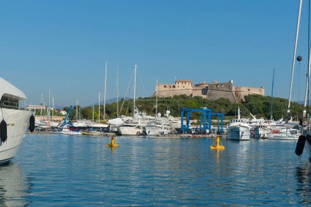 Téléchargez les photos : Bateaux de luxe amarrés à Port Vauban avec Fort Carre sur la colline, Antibes France. - en image libre de droit