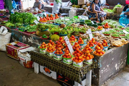 Téléchargez les photos : Sigatoka Fidji - 8 septembre 2023 ; Produits locaux du marché des fruits et légumes exposés. - en image libre de droit