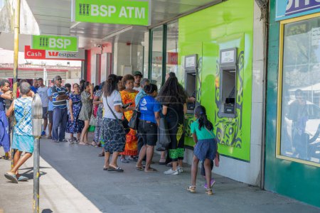 Foto de Sigatoka Fiji-8 de septiembre de 2023; larga cola o fila de personas en la calle haciendo cola fuera del cajero automático para obtener dinero en efectivo. - Imagen libre de derechos