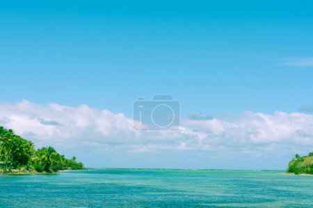 Téléchargez les photos : Vue sur le ton des années 1960 de baie en mer sur l'île de Yanuca, Fidji. - en image libre de droit