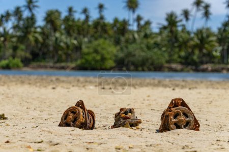 Téléchargez les photos : Vieux fer incrusté et rouillé pièces de moteur sur la plage aux Fidji. - en image libre de droit