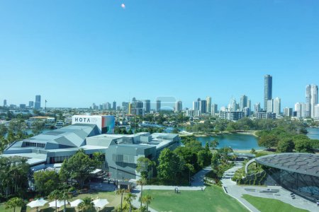 Téléchargez les photos : Brisbane Australie - 16 septembre 2023 ; aile des voies aériennes Fidji et extrémité caractéristique de l'aile avec emblème au-dessus des nuages blancs et sous le paysage urbain de Brisbane. - en image libre de droit