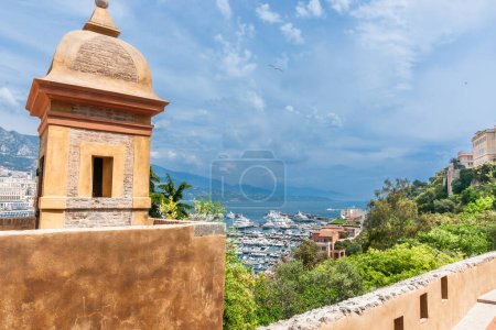 Téléchargez les photos : Baie de Monte Carlo et paysage de fort parapet montrant des bateaux de luxe dans la marina Monaco. - en image libre de droit