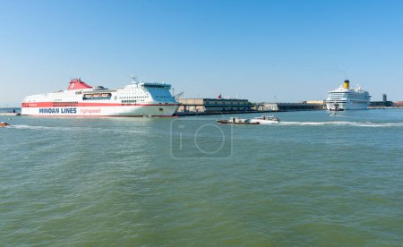 Foto de Venecia Italia - 10 de mayo de 2011; ferry de alta velocidad Minoan Line y crucero en puerto bajo cielo azul claro. - Imagen libre de derechos