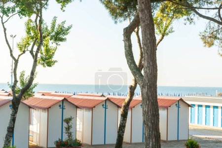 Téléchargez les photos : Venice Italy - May 10 2011; Numbered rental sheds on Lido beach for hire to beach-goers. - en image libre de droit