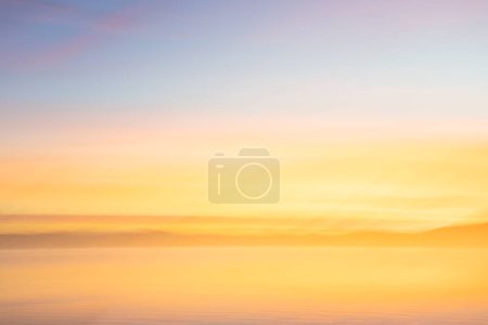 Foto de Fondo puesta del sol intencional efecto de movimiento de la cámara tonos suaves en la mañana luz azul hora. - Imagen libre de derechos