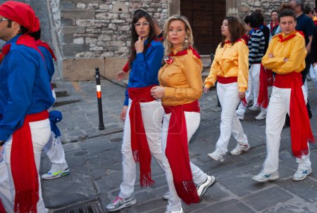 Foto de Gubbio Umbría, Italia-15 de mayo de 2011; personas vestidas con uniforme tradicional caminan en la calle hacia el evento de celebración. - Imagen libre de derechos