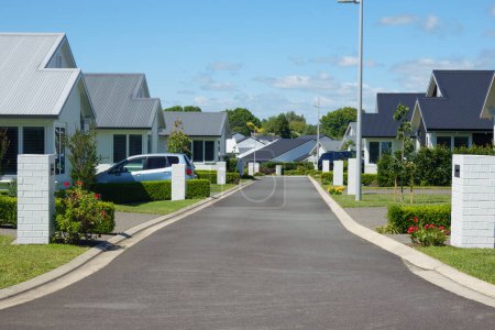 Casas suburbanas que bordean nueva calle urbana ordenada