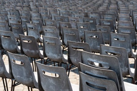 Téléchargez les photos : Rangées de sièges vides en plastique gris disposés pour l'événement - en image libre de droit