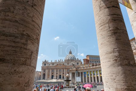 Foto de Roma Italia - 21 de mayo de 2011; Vista entre las columnas de la columnata de San Pedro al patio lleno de turistas.. - Imagen libre de derechos