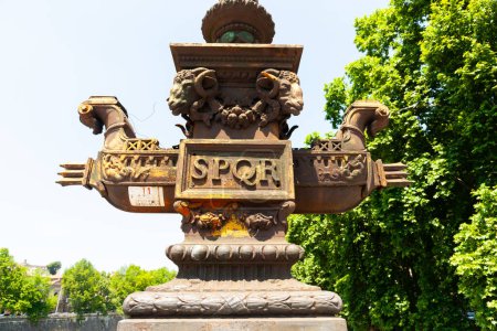 Foto de Roma Italia - 22 de mayo de 2011; Ponte Giuseppe Mazzini adornado escultura base lámpara de barco antiguo con dos cabezas de carneros y letras SPQR, - Imagen libre de derechos