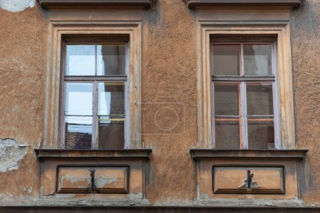 Téléchargez les photos : Deux vieilles fenêtres en stuc extérieur mur de plâtre, - en image libre de droit
