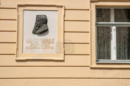Téléchargez les photos : Zagreb Croatie - 23 mai 2011 ; Plaque avec image sculpturale commémorant Nikola Tesla sur le côté du bâtiment dans la haute ville de Zagreb . - en image libre de droit